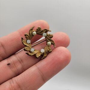 Antique Baroque-Style Gold Tone With Faux Seed Pearls Brooch C-Clasp Closure